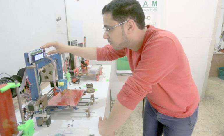 شاب من فلسطينن نجح باختراع طابعة ثلاثية الأبعاد
