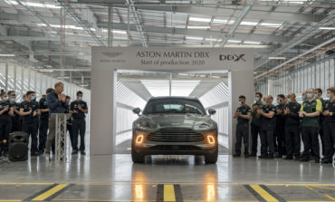 أستون مارتن تحتفل بانطلاق أول سيارات دي بي إكس من خط الإنتاج