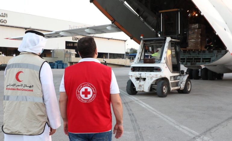 تنفيذا لتوجيهات محمد بن زايد .. طائرة مساعدات إماراتية تحمل 40 طنا من المواد الإغاثية تصل العاصمة اللبنانية