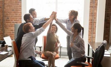 كيف يُمكن للشركات الصغيرة بناء روح المشاركة لدى الموظفين؟