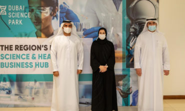 سارة الأميري تبحث في "مجمع دبي للعلوم" تحفيز الصناعات المبتكرة