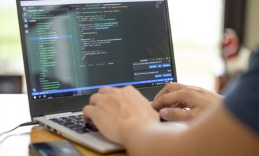 شراع" يجمع الناشئة والشباب في مخيم "ليغز أوف كود" لتعليم البرمجة