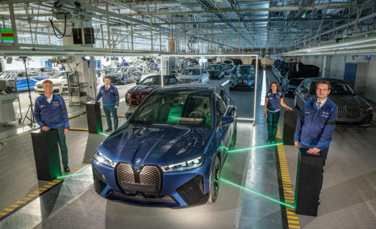 البدء بإنتاج سلسلة BMW iX* في مصنع دينجولفينج