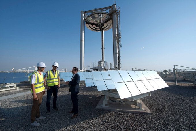 شركة وهج للطاقة الشمسية الناشئة في الإمارات تهدف إلى إنتاج طاقة شمسية منخفضة التكلفة يمكن استخدامها في عدة تطبيقات