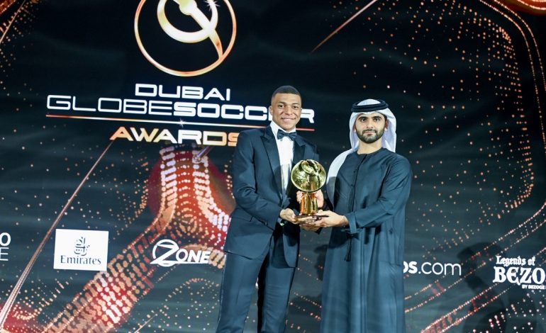 منصور بن محمد يتوّج نجوم العالم الفائزين بجوائز دبي جلوب سوكر 2021