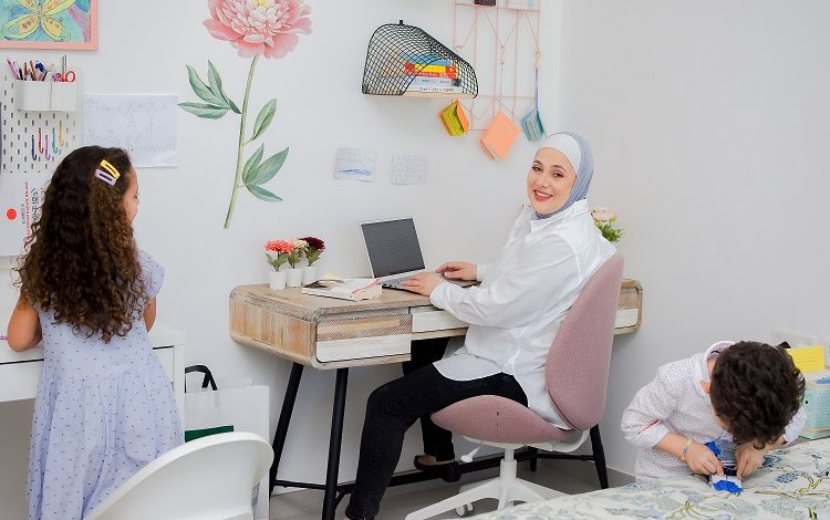 إطلاق منصة عالمية أونلاين تساعد الأمهات العربيات