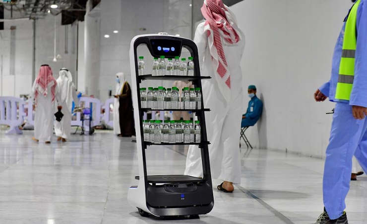 تدشين روبوت ذكي لتوزيع عبوات ماء زمزم بدون تدخل بشري