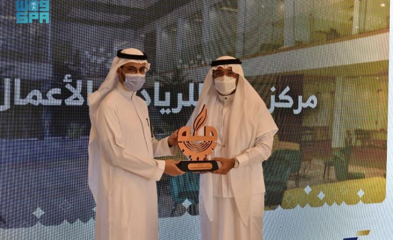 محافظ منشآت يفتتح مركز مكة لريادة الأعمال ويسلِّم رخصة مساحة العمل المشتركة بغرفة مكة المكرمة