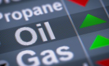 أسعار النفط تقترب من 140 دولاراً وهو أعلى مستوى منذ 14 عاما