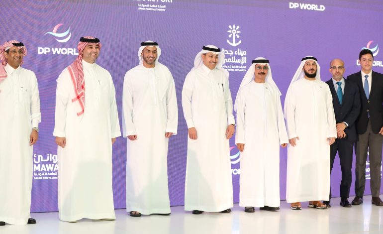 موانئ دبي العالمية “دي بي ورلد” والموانيء السعودية تبرمان شراكة استراتيجية لإنشاء منطقة لوجستية في جدة