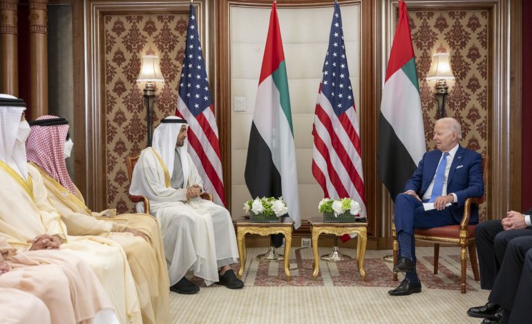 على هامش قمة “جدة للأمن والتنمية”..رئيس الدولة والرئيس الأمريكي يبحثان علاقات البلدين