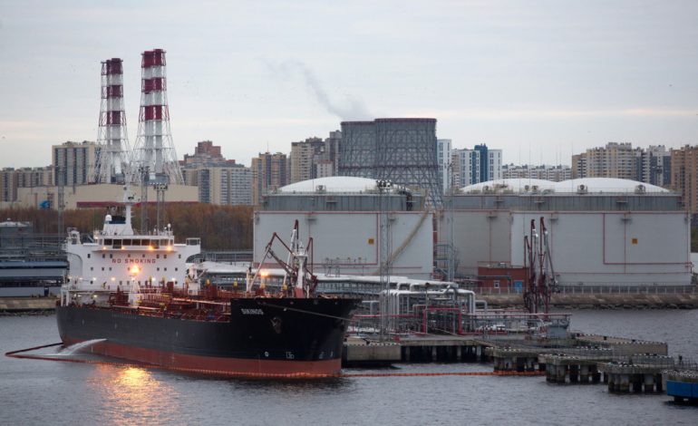 “بلومبرغ”: خلافات حادة داخل الاتحاد الأوروبي تؤجل فرض سقف على سعر النفط الروسي