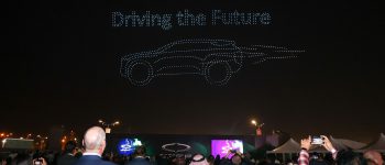 إضاءة سماء المملكة احتفاء بإطلاق أول علامة تجارية سعودية لصناعة السيارات الكهربائية
