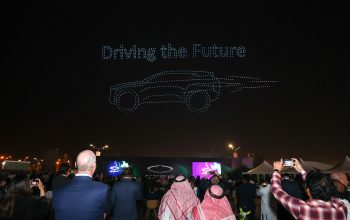 إضاءة سماء المملكة احتفاء بإطلاق أول علامة تجارية سعودية لصناعة السيارات الكهربائية