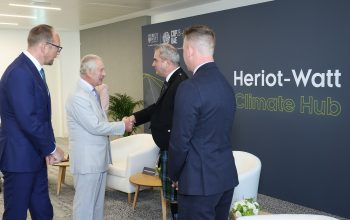 الملك تشارلز الثالث يزور جامعة هيريوت وات دبي ويحضر عرضاً لابتكارات رواد الأعمال المقيمين في المملكة المتحدة لتحقيق الاستدامة