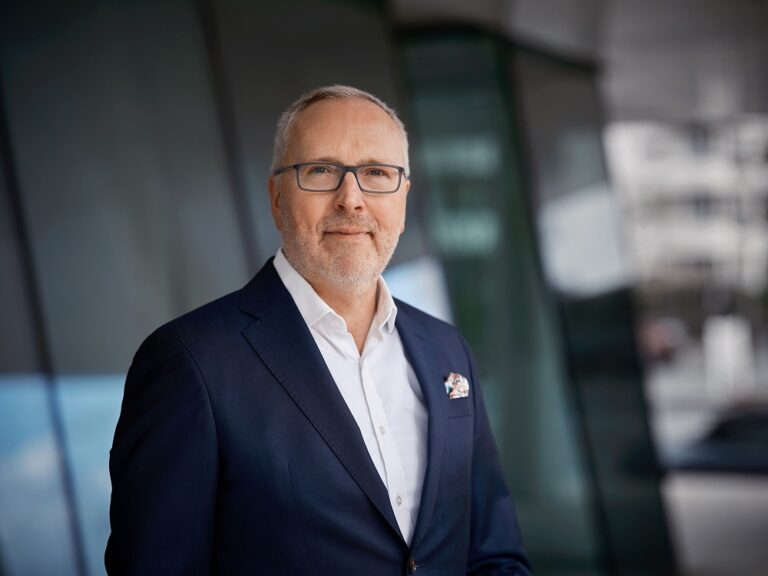 المضاربون يبيعون الدولار ويشترون النفط قبيل تصعيد أكبر محتمل في الشرق الأوسط