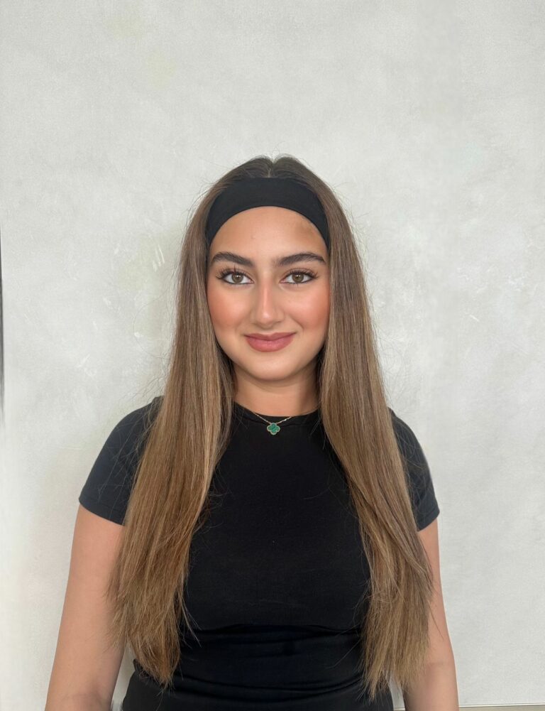 طالبة من دبي تطلق مشروعًا منزليًا للحلويات دعماً لحماية الكلاب المشردة