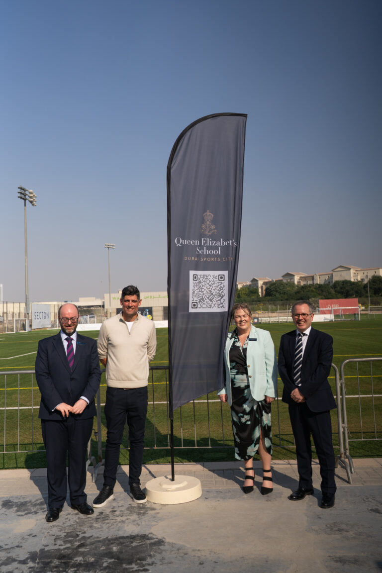 انضمام السير أليستر كوك إلى مدرسة كوين إليزابيث في دبي