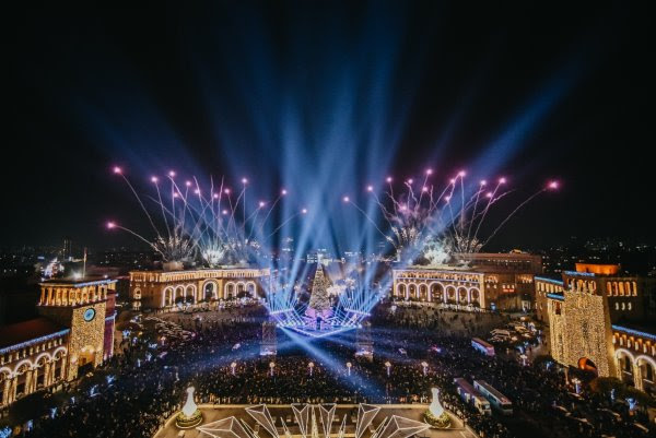 يريفان تستقبل موسم الأعياد مع شجرة ميلاد عملاقة في 14 ديسمبر