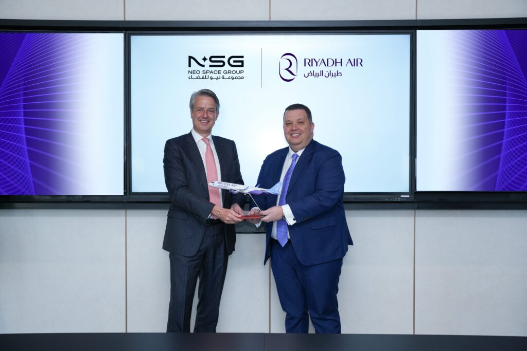 طيران الرياض ومجموعة نيو للفضاء يوقعان شراكة استراتيجية لتجهيز أسطول إيرباص A321بتقنيات اتصال فائق السرعة 1