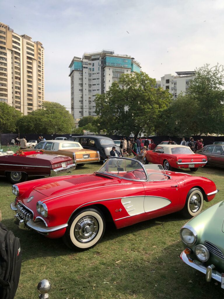 معرض للسيارات الكلاسيكية في كراتشي يجتذب جماهيراً حاشدة