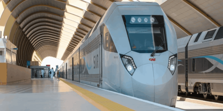 التكامل العابر للحدود: القطار الكهربائي السريع يربط أقطاب الابتكار في قطر والسعودية