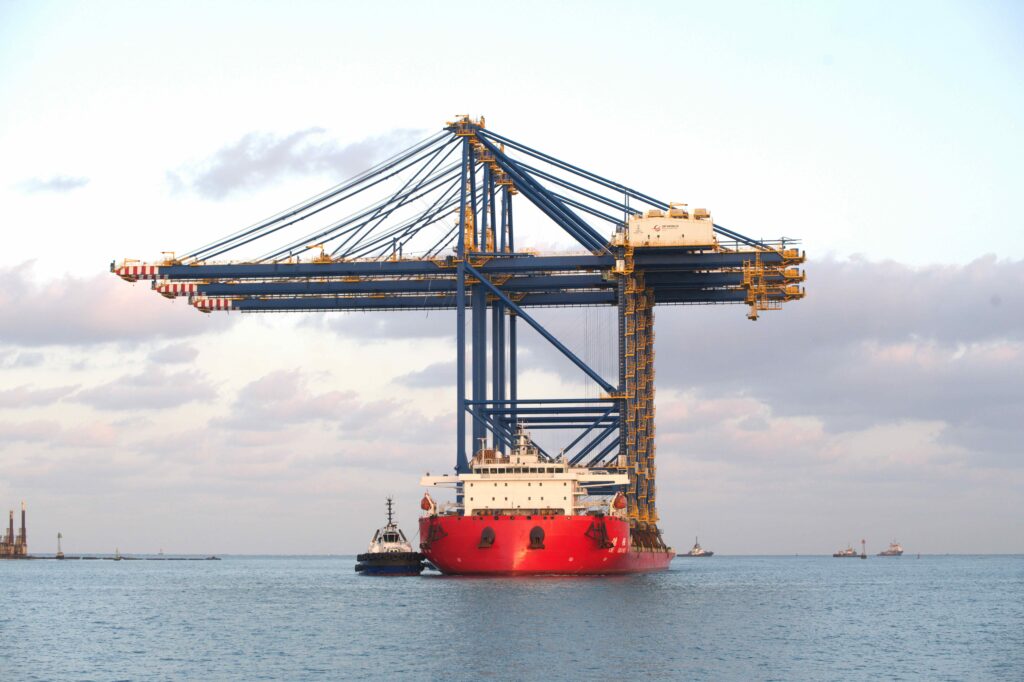 لدعم التجارة عبر البحر الأحمر موانئ دبي العالمية تُضيف ثلاث رافعات رصيف في جدة 1