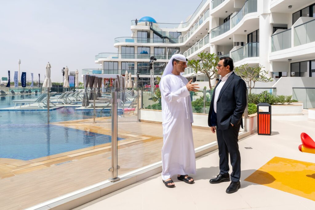 ماجد صقر عبدالله المري، المدير التنفيذي لقطاع التسجيل العقاري بدائرة الأراضي والأملاك في دبي، وعمران فاروق، الرئيس التنفيذي لشركة "سامانا للتطوير العقاري"، خلال حديث جانبي على هامش حفل تسليم مشروع "سامانا سانتوريني"