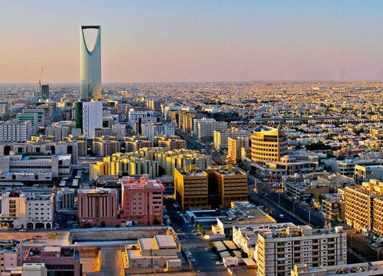 السعودية تفرض رسوماً 2% على تصرفات غير السعوديين العقارية في 4 مدن رئيسية
