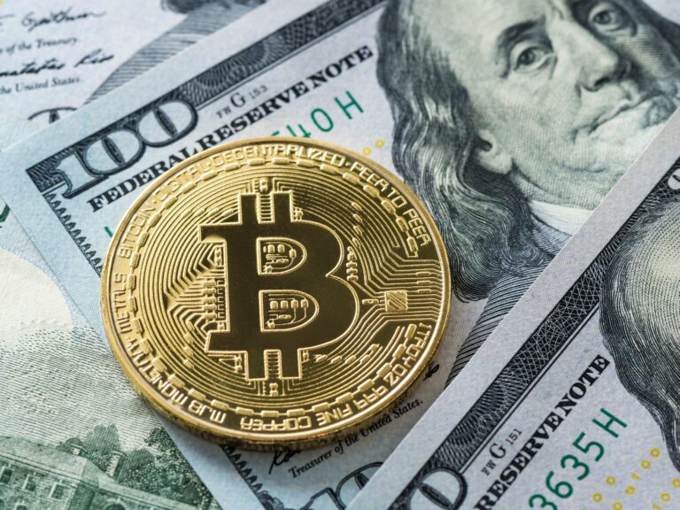 استقرار الدولار و انخفاض العملات المشفرة في تعاملات الأسواق